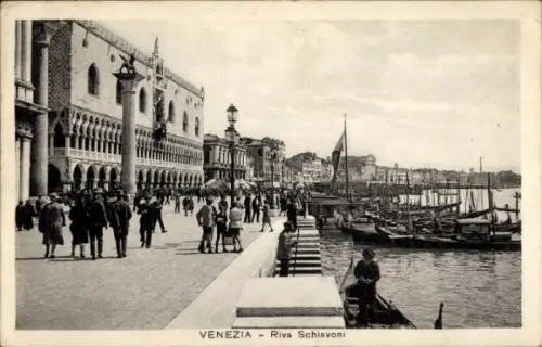 Ak Venezia Venedig Veneto,  Riva Schiavoni, Menschen, Boote, Hafen