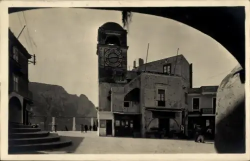 Ak Capri Neapel Campania, Uhrturm, Piazza Municipio,  Menschen,  