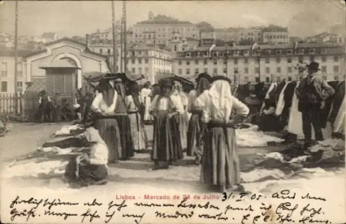 Ak Lisboa Lissabon Portugal, Markt in  Frauen in traditioneller Kleidung, Stadtansicht im Hinterg