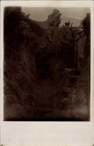 Foto Ak Deutsche Soldaten im Schützengraben, Gasschutzmaske, I. WK