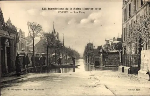 Ak Corbeil Essonne, Überschwemmung, Seine,  Rue Feray, Januar 1910, Menschen, Boote