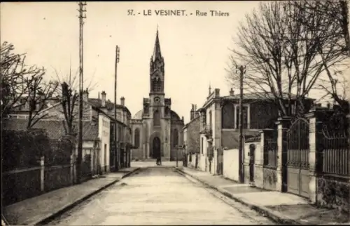 Ak Le Vésinet Yvelines, Straße mit Kirche, Bäume, Häuser,  aus Le Vesinet