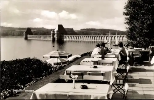 Ak Körbecke Möhnesee in Nordrhein Westfalen, Restaurant Seehof, Terrasse, Möhnetalsperre, Sperrmauer