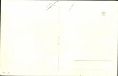 Ak Zwei Kitten auf dem Rücken der Katzenmutter