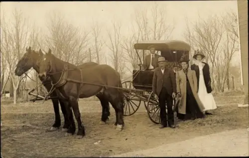 Foto Ak Pferdekutsche, Passagiere, Gruppenportrait