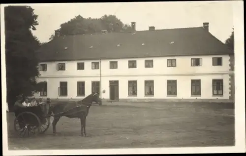 Foto Ak Kollow Schleswig Holstein? Gebäude, Pferdekutsche, Zweirad