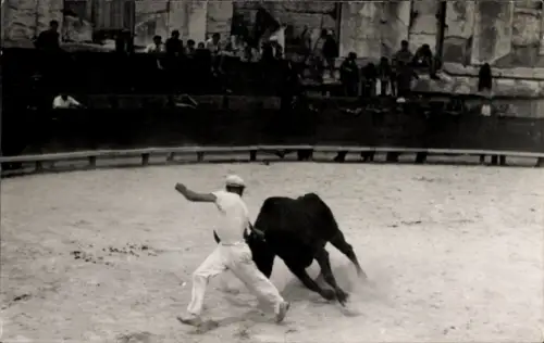 Ak Arles Bouches du Rhône, Stierkampfarena von Arles mit Stier und Torero