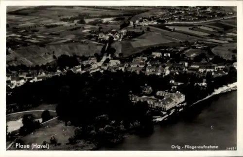 Ak Plaue Brandenburg an der Havel, Luftaufnahme von  Fluss, Häuser, Felder