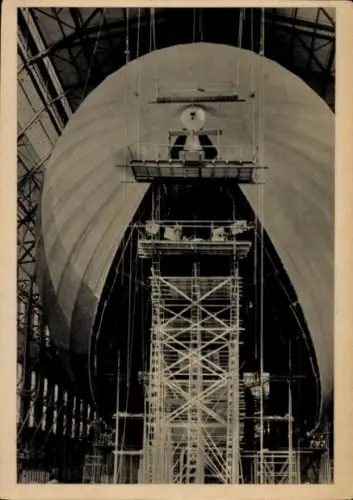 Ak Zeppelin-Luftschiff entsteht, Luftschiffhalle