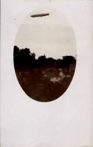 Foto Ak Zeppelin, Luftschiff, Häuser