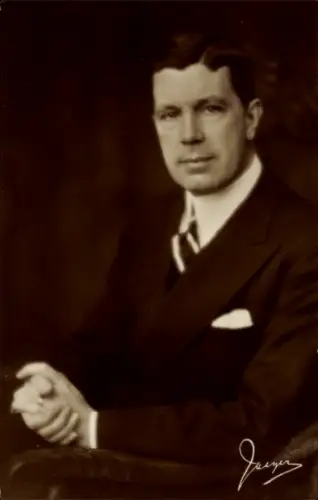 Ak Gustaf VI Adolf, König von Schweden, Sitzportrait