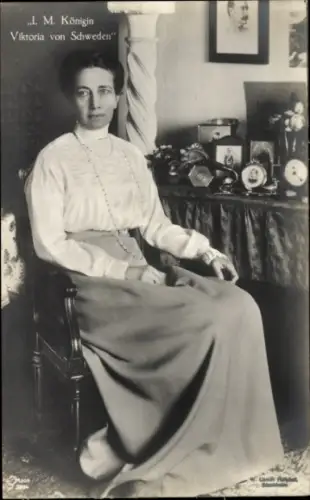 Ak I.M. Königin Viktoria von Schweden, Sitzportrait, Bilder