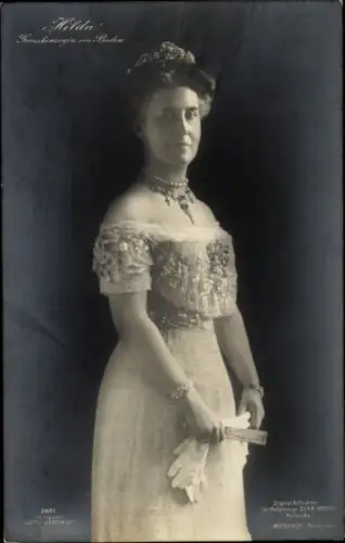 Ak Großherzogin Hilda von Baden, Standportrait, Diadem, Perlenkette, Handschuhe, Fächer