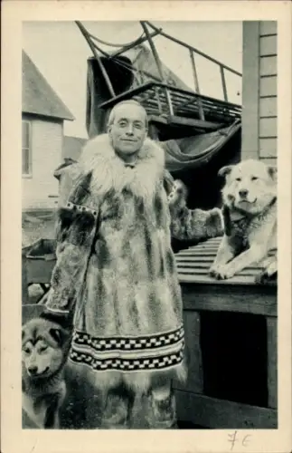 Ak Alaska USA, Bischof Monseigneur Crimont in einheimischer Tracht, Huskies