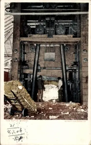 Ak USA, Baumwolle wird zu Bündeln komprimiert