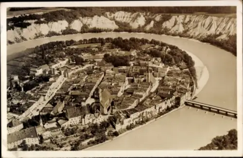 Ak Wasserburg am Inn Oberbayern, Luftaufnahme von  Fluss, Stadtansicht,  Gebäude