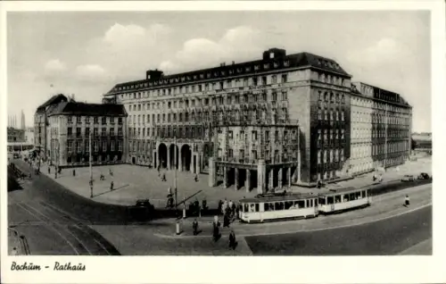 Ak Bochum im Ruhrgebiet,  Rathaus, Straßenbahn, Menschen,  Architektur