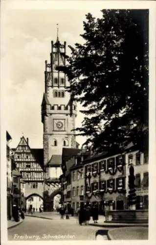 Ak Altstadt Freiburg im Breisgau, Schwabentor,  Uhrturm,  Gebäude, Schwarz-Weiß-Foto