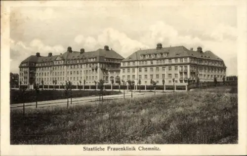 Ak Chemnitz in Sachsen, Staatliche Frauenklinik  große Gebäude, Wiese im Vordergrund