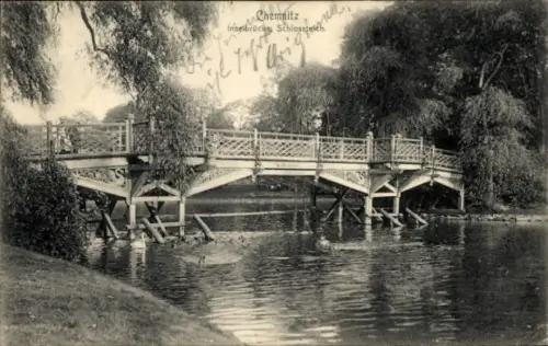 Ak Chemnitz in Sachsen,  Inselbrücke Schlossteich, Brücke über Wasser, Bäume im Hintergrund