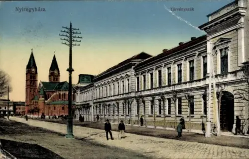 Ak Nyíregyháza Birkenkirchen Ungarn,  Törvényszék, zwei Türme, Straßenansicht, Menschen