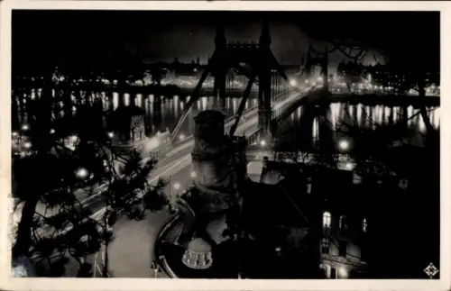 Ak Budapest Ungarn, Erzsébet-Brücke, beleuchtet, Nachtaufnahme, Donau, Stadtansicht
