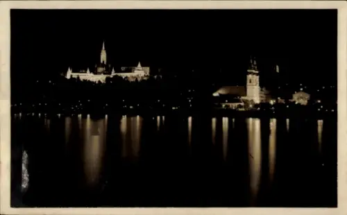 Ak Budapest Ungarn, Nachtaufnahme, beleuchtete Fischerbastei, Donau, Budapest