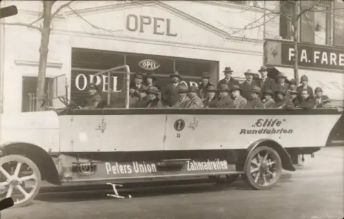 Foto Ak Elite Rundfahren, Peter Union, Touristen, Gruppenfoto