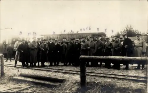 Foto Ak Deutsche Soldaten in Uniformen, Gruppenfoto, Zivilisten