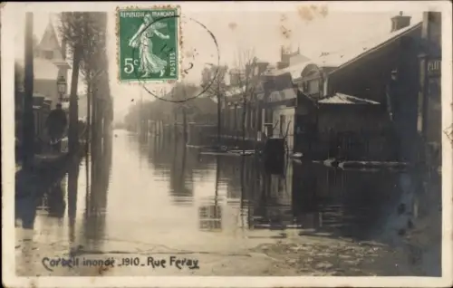 Ak Corbeil Essonne, Flut in Corbeil 1910, Rue Feray, Wasserstraße, Poststempel, Briefmarke