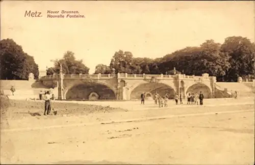 Ak Metz Moselle, Neuer Brunnen,  Menschen, Bäume, Parklandschaft