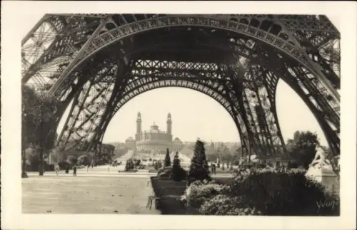 Ak Paris XVI Trocadéro, Eiffelturm, Trocadéro im Hintergrund, Parklandschaft, Schwarz-Weiß-Foto