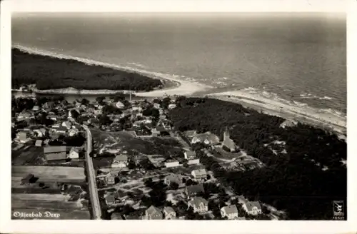 Ak Mrzeżyno Ostseebad Deep Pommern, Luftaufnahme von  Küstenlinie, Häuser, Bäume