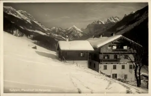 Ak Kufstein in Tirol,  Pfandlhof im Kaisertal, schneebedeckte Landschaft, Berge im Hintergrund