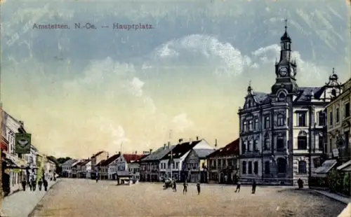 Ak Amstetten in Niederösterreich,  N.-Oe., Hauptplatz,  Gebäude, Menschen auf der Straße