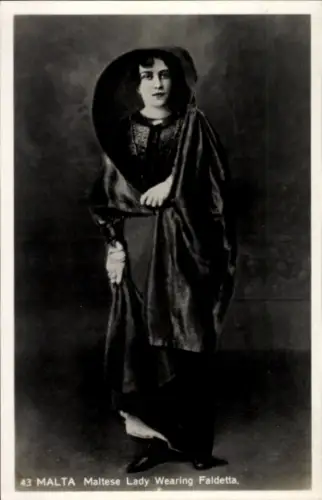 Ak Maltesische Frau die eine Faldetta trägt
