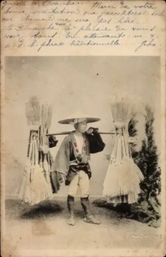 Ak Japan, Traditioneller japanischer Reisepflücker, Besen aus Reisstroh