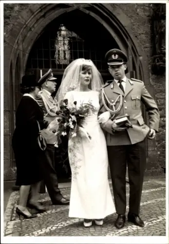 Foto Ak Hann. Münden, Bundeswehr-Soldat in Uniform und seine Gemahlin, Nach der Trauung