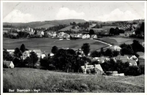 Ak Bad Brambach im Vogtland, Landschaft mit Häusern, Wiesen und Hügeln, Bad Brambach