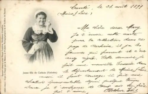 Ak Carhaix Finistère, Frau in bretonischer Tracht, Pfeife