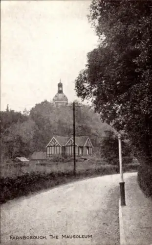 Ak Farnborough Hampshire England, Mausoleum, Straße, Bäume, Gebäude