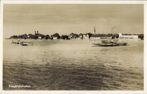 Ak Friedrichshafen am Bodensee,  zwei Schiffe auf dem Wasser, Stadtansicht im Hintergrund
