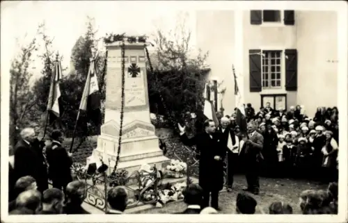 Foto Ak Coslédaà Lube Boast Pyrénées-Atlantiques, Einweihung eines Kriegerdenkmals, Fahnen