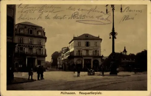 Ak Mulhouse Mülhausen Elsass Haut Rhin,  Neuquartierplatz, Menschen auf der Straße,  Gebäude