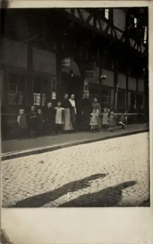 Foto Ak Menschen vor einem Geschäft, Kinder, Straße