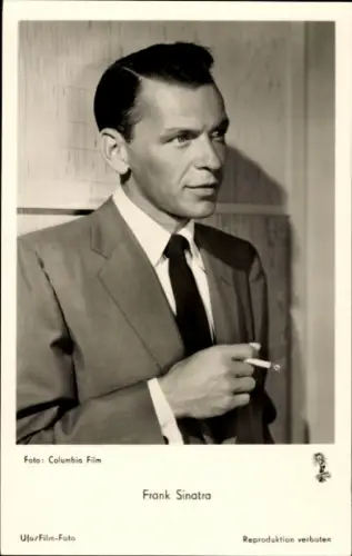 Ak Sänger und Schauspieler Frank Sinatra, Portrait mit Zigarette