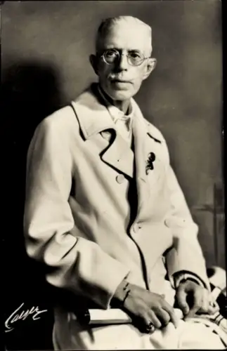 Ak König Gustav von Schweden, Spätere Jahre, Anzug, Armreif, Brille