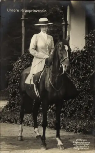 Ak Kronprinzessin Cecilie zu Pferde