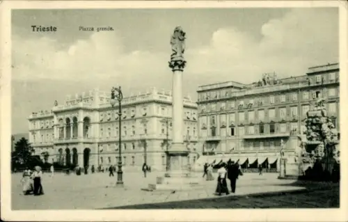 Ak Triest Trieste Friuli Venezia Giulia,  Piazza grande, Säule, Gebäude, Menschen