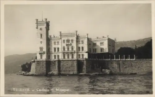 Ak Triest Trieste Friuli Venezia Giulia, Schloss Miramar,  Wasseransicht,  Architektur